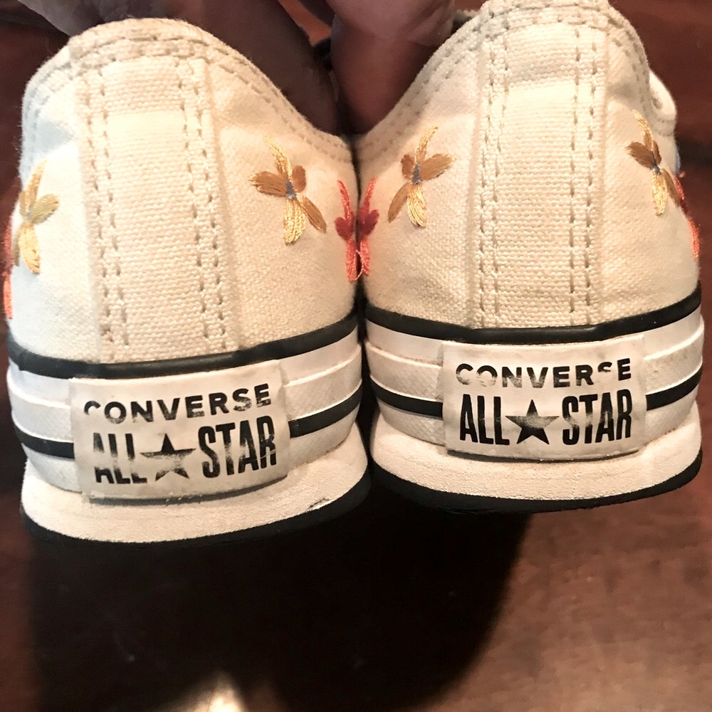 Converse $110 Chuck Taylor All Star Embroidered Flowers 671105C Big Kids Size 3 - Picture 8 of 10